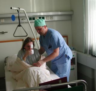 Manfred hat mich ins Zimmer 
zurückgebracht und reicht mir Tee
